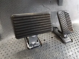 Pedales de un carrito de golf con frenos eléctricos