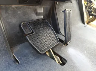 Pedal de freno con mecanismo de seguridad